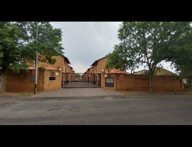 3 BEDROOM TOWNHOUSE FOR SALE IN NEW REDRUTH